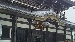 立派な建物があります。