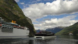 フィヨルド観光で立ち寄った港。