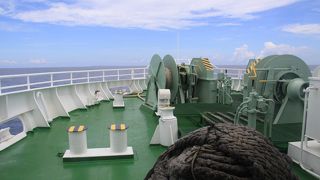 一日一往復、本島と粟国島を結ぶ船