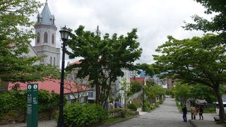 屋根が特徴的な教会