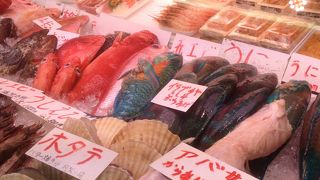 市場でもっとも有名なおばちゃんの鮮魚店