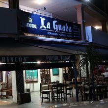 闘牛場の一角にあります。