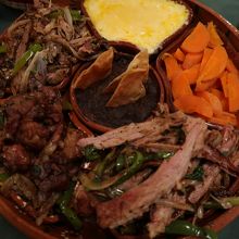 大皿に盛られて圧倒気味