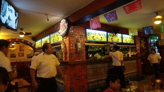 観光客が集まるにぎやかなレストラン