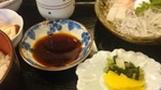 地元の居酒屋で刺身ランチ