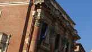 バジリカの向かい側にあります