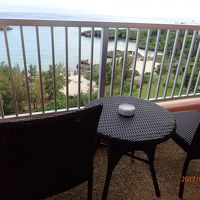 ベランダにはイスとテーブルがありサンセットシーンもばっちり