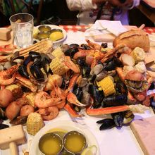 テーブルに豪快に盛り付け。