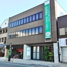 右隣がお風呂屋ですが、浴槽などの風呂用品を売っている店です。