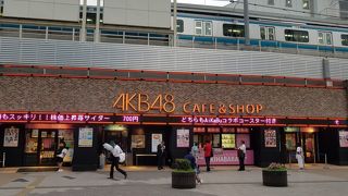 秋葉原駅前で目立つお店