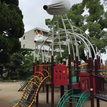 狐の遊具がインパクトあります。