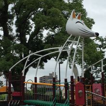 狐の遊具がインパクトあります。