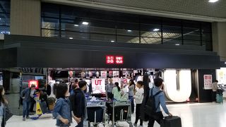 出発カウンター横のユニクロ