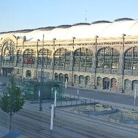 駅の目の前です。