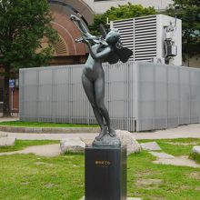 銅像「春を奏でる」が置かれています