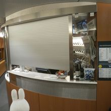 食堂車の中に販売コーナーもあります。