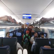 座席指定しておかないと立ち席に。混んでいます。