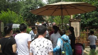 夏季シーズンの七人の小人のマイントレイン (七個小矮人鉱山車)