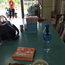 福隆月台便當のテーブル席