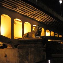 橋の下のライオン