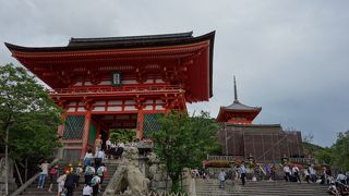 大勢の人の流れに乗って門をくぐりました