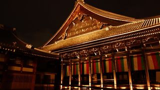 巨大な建築に当時の熱意と栄華を感じる