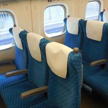 N700Aは窓側座席にモバコンがある。