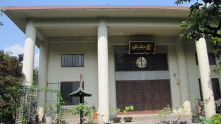 境内に石像迦楼羅立像