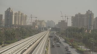 モノレールは途中止まらず