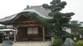 参拝者以外は立ち入り禁止で、人影なし。