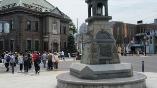 観光客で賑わってます。