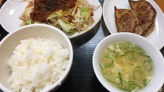大きな餃子、辛い野菜炒め