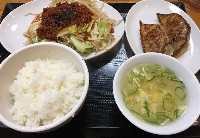 大きな餃子、辛い野菜炒め