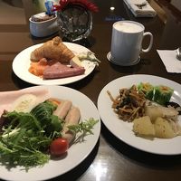 非常に残念なクラブラウンジでの朝食。質・量共に改善が必要