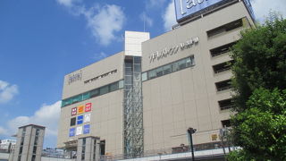 百貨店型テナントビルです。