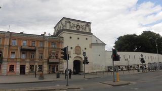 外は城壁、内は旅行者を祝福する教会