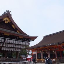 左は舞殿、右が本殿