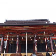 本殿は拝殿と一体で１つの入母屋屋根で覆っている祇園造