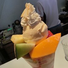 フルーツパフェ　１６２０円