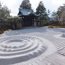 勅使門を前にする白砂の庭　きれいですがすがしい