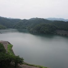 自然に囲まれた城山湖