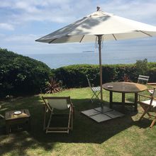 中庭からは初島が