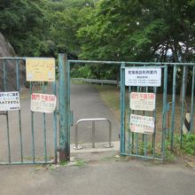 揚水ダムの上池なので水位変動は激しいので夜間は立入禁止