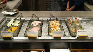 静かで落ち着くラウンジ