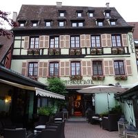 プティット・ヴェニス沿の木組みのクラシックなホテル