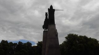 ゲディミナス王の像が立っている