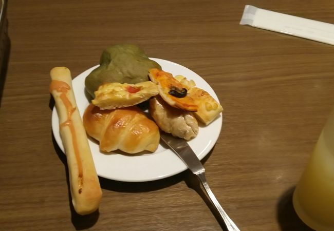 美味しい焼き立てパン食べ放題のお店です