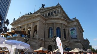 人で溢れかえっているアルテオペアの前