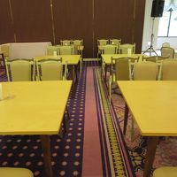 席の間隔が狭いので通りにくいし立ち上がる時後の椅子に当たる