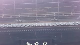 なかなか立派な門です